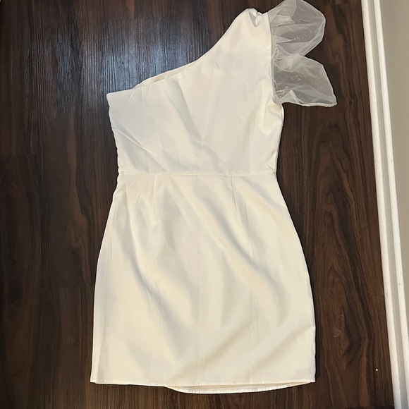 One Shoulder White Dress Size M - Picture 3 of 4